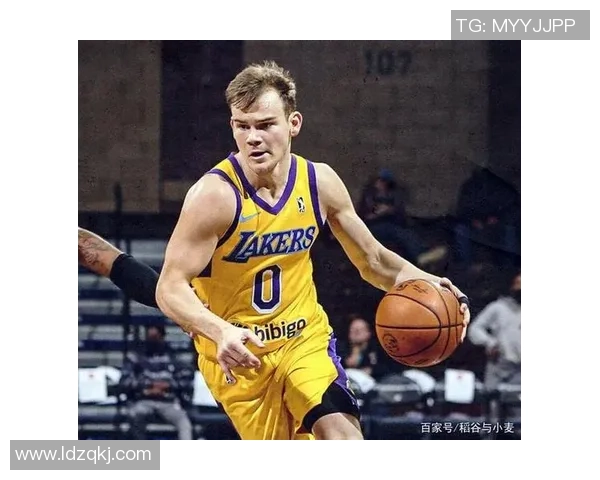 独行侠队的库珀·弗拉格在欺压式进攻后对麦克·麦克朗做出粗野手势